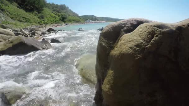 Calma Mar Piedra Playa Con Gente Distancia — Vídeo de stock