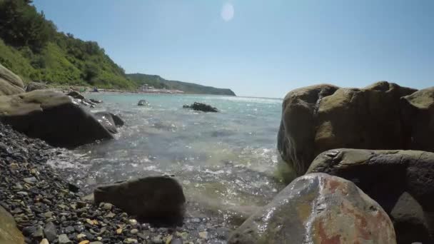 Calma Mar Piedra Playa Con Gente Distancia — Vídeo de stock