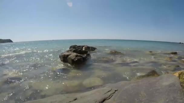 Hermoso Mar Con Una Pequeña Ola Día Soleado Piedras Junto — Vídeo de stock