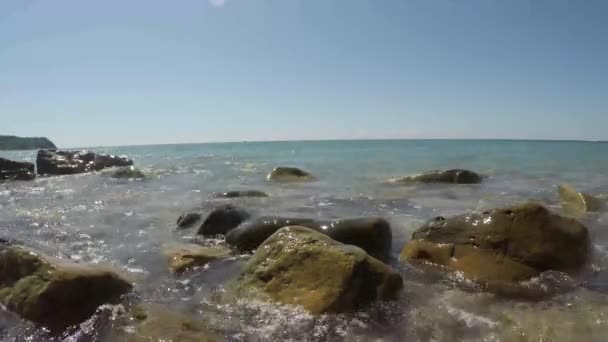 Vackert Hav Med Liten Våg Solig Dag Stenar Vid Havet — Stockvideo