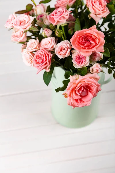 Ramo Rosas Rosadas Sobre Fondo Madera Clara Hermosa Tarjeta —  Fotos de Stock