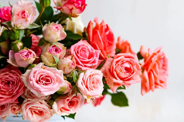 Ramo Rosas Rosadas Sobre Fondo Madera Clara Hermosa Tarjeta — Foto de Stock