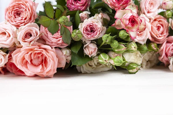 Букет Розовых Роз Светлом Деревянном Фоне Красивая Карта — стоковое фото