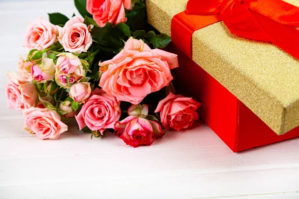 Kytice Růžových Růží Červené Krabici Dřevěném Pozadí Pozdrav Květinami — Stock fotografie