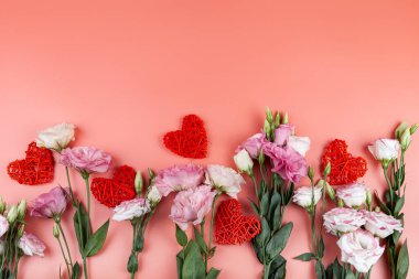 Çiçek buketi ve kalpler pembe bir arazide. Çok güzel konuşmalar. Sevgililer Günü kartı.