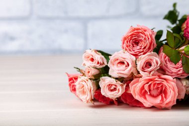 Hafif ahşap arka planda pembe güller. Güzel kart.