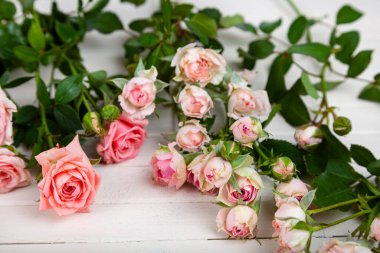 Ahşap arka planda pembe güller. Güzel kart. Çiçek arka planı.