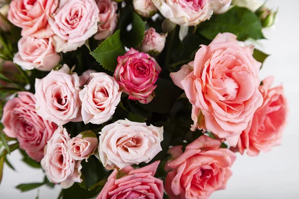 Bukiet Różowych Róż Jasnym Drewnianym Tle Piękna Karta — Zdjęcie stockowe