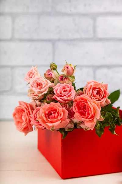 Buquê Rosas Rosa Uma Caixa Vermelha Fundo Madeira Cartão Saudação — Fotografia de Stock