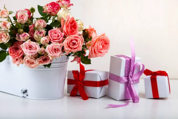 Μπουκέτο Ροζ Τριαντάφυλλα Και Κουτιά Δώρα Ανοιχτό Ξύλινο Φόντο — Φωτογραφία Αρχείου
