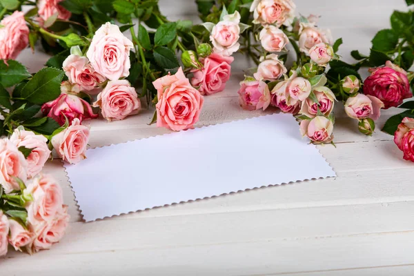 Roze Rozen Papier Voor Tekst Een Houten Ondergrond Prachtige Wenskaart — Stockfoto