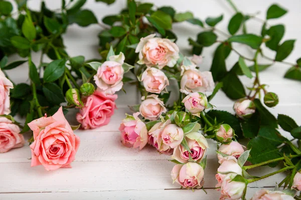 Rosa Rosor Träbakgrund Vackert Kort Blommig Bakgrund — Stockfoto