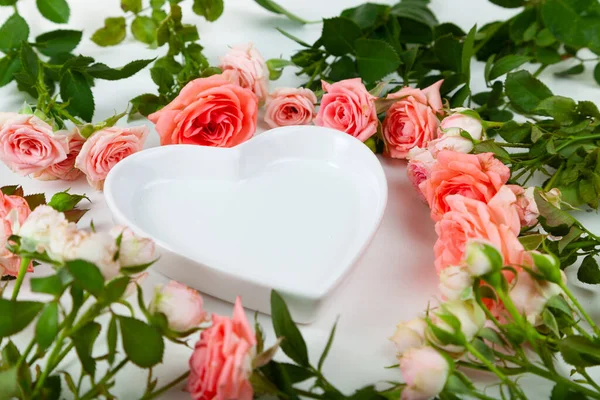 Bouquet Pink Roses Plate Form Heart Light Background Greeting Card — Stock Photo, Image