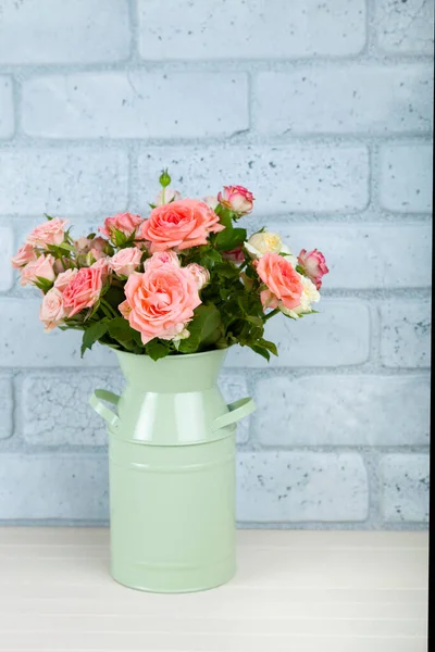 Bouquet Pink Roses Green Vase Brick Wall Background Greeting Card — Stock Photo, Image