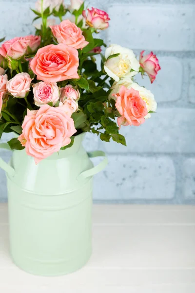 Buquê Rosas Rosa Vaso Verde Fundo Parede Tijolo Cartão Saudação — Fotografia de Stock