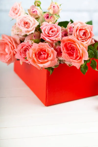 Buquê Rosas Rosa Uma Caixa Vermelha Fundo Madeira Cartão Saudação — Fotografia de Stock