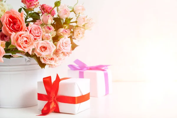 가벼운 배경에 선물이 분홍빛 상자들 — 스톡 사진