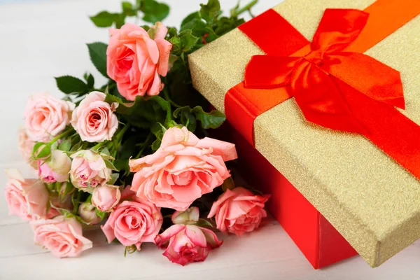 배경에 상자에 분홍빛 장미가 놓여져 꽃으로 — 스톡 사진