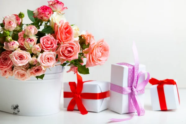 Buquê Rosas Rosa Caixas Com Presentes Fundo Madeira Leve — Fotografia de Stock