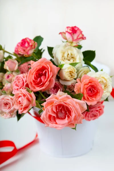 Μπουκέτο Ροζ Τριαντάφυλλα Βάζο Κορδέλα Ξύλινο Φόντο Ευχετήρια Κάρτα Λουλούδια — Φωτογραφία Αρχείου