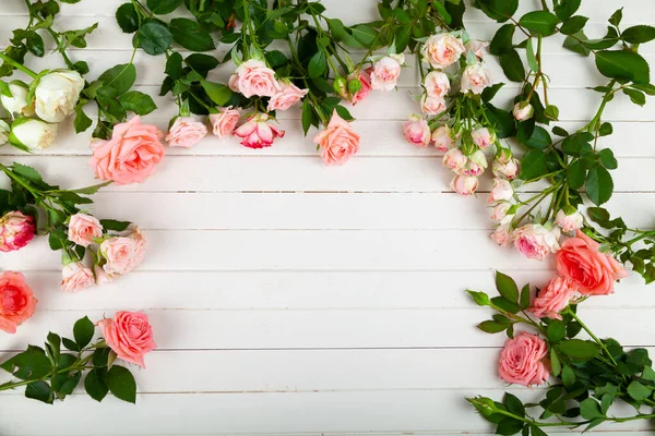 Rosa Rosor Ljus Trä Bakgrund Plats För Din Text Blommor — Stockfoto