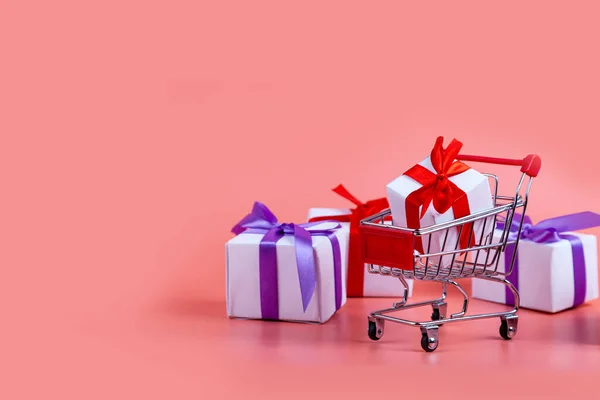 Carrito Compras Regalos Sobre Fondo Rosa Concepto Comprar Regalos —  Fotos de Stock