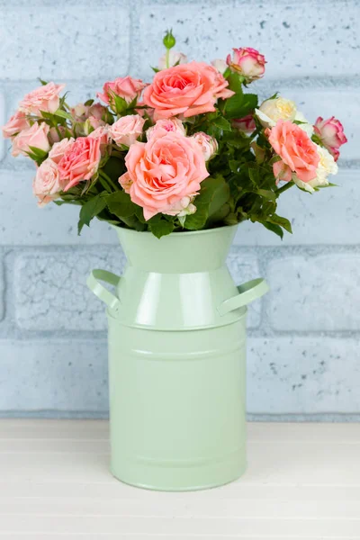 Bouquet Pink Roses Green Vase Brick Wall Background Greeting Card — Stock Photo, Image