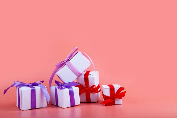 Білі Коробки Яскравими Луками Рожевому Тлі Подарунки Свято — стокове фото