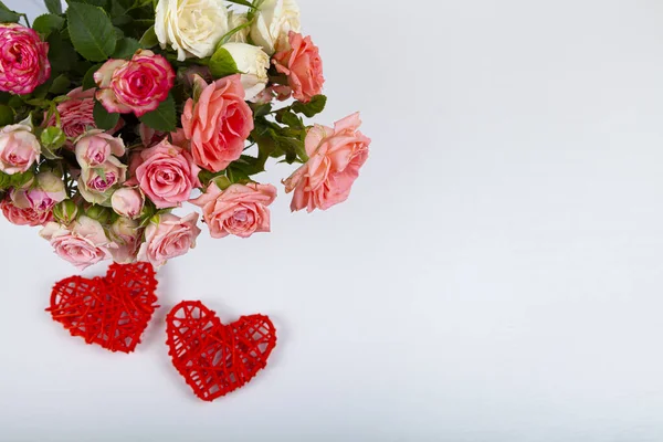 Kytice Růžových Růží Dvě Srdce Světlém Pozadí Pozdrav — Stock fotografie