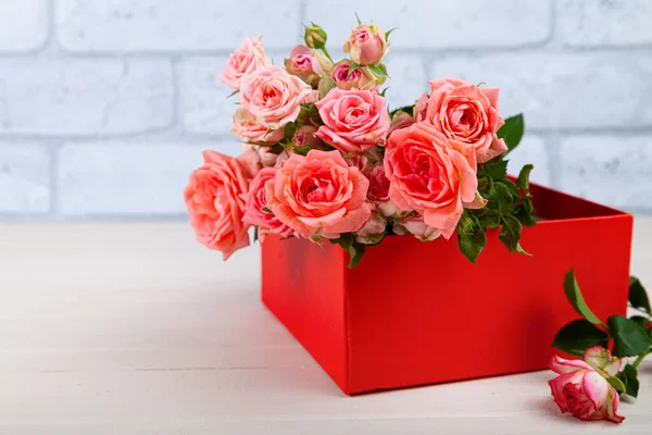 木製の背景に赤い箱にピンクのバラの花束 花グリーティングカード — ストック写真