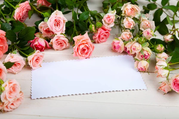 Růžové Růže Papír Světle Dřevěném Pozadí Místo Pro Text Ohraničení — Stock fotografie