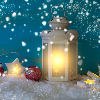 Karda fener ve süslemelerle süslenmiş Noel süsü. Tebrik kartı.