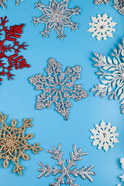 青い背景に雪の結晶 クリスマスの背景 — ストック写真