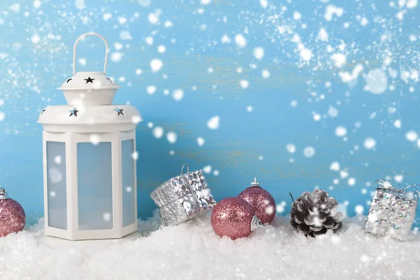 Χριστουγεννιάτικη Διακόσμηση Φανάρι Και Διακόσμηση Στο Χιόνι Ευχετήρια Κάρτα — Φωτογραφία Αρχείου