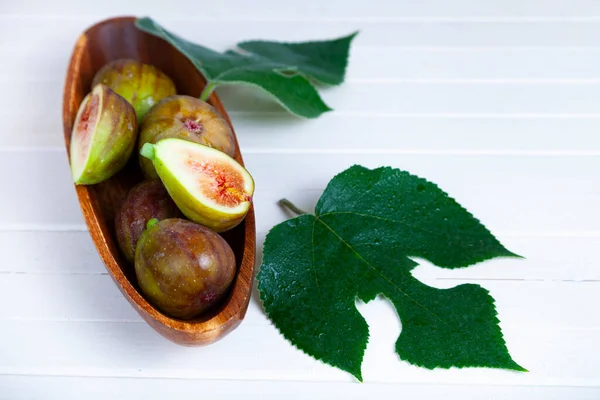 Figs Wooden Plate Leaves Light Background — Stock Photo, Image