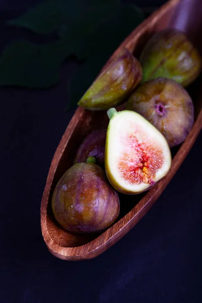 Figs Wooden Plate Black Background — Stock Photo, Image