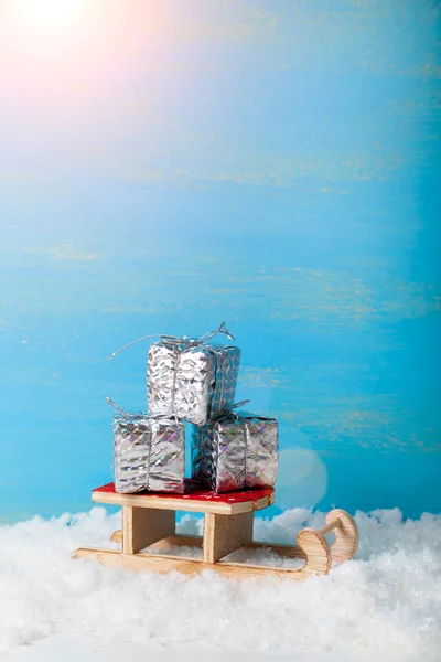 Καλσόν Και Πρωτοχρονιάτικα Δώρα Στο Χιόνι Θέση Για Μήνυμά Σας — Φωτογραφία Αρχείου