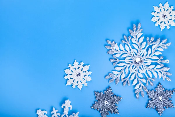 Sneeuwvlokken Een Blauwe Achtergrond Kerstdecor Plaats Voor Tekst — Stockfoto