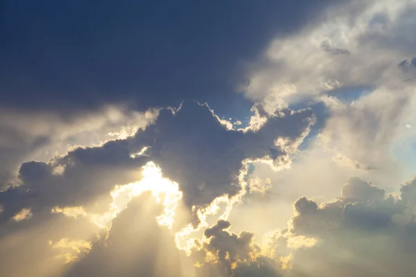 Céu Azul Bonito Com Nuvens Raios Sol Paisagem Celestial — Fotografia de Stock