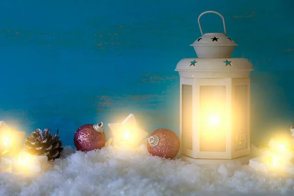 圣诞装饰与灯笼和装饰在雪地里 问候语 — 图库照片