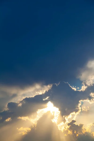 Céu Azul Bonito Com Nuvens Raios Sol Paisagem Celestial — Fotografia de Stock