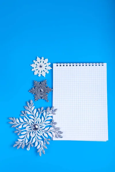 Bloc Notas Copos Nieve Sobre Fondo Azul Decoración Navidad Lugar — Foto de Stock