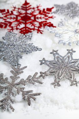 Güzel bir Noel arkaplanı. Mavi arkaplanda kar taneleri.