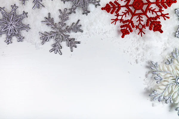 Beyaz bir arka planda kar tanelerinin sınırı. Noel dekoru. Metnin için yer.