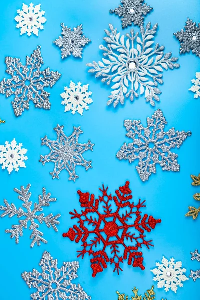 Mooie Kerstachtergrond Sneeuwvlokken Een Blauwe Achtergrond — Stockfoto