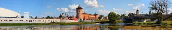 Silné hradby Kremlu. Panorama. Kolomna. Rusko — Stock fotografie