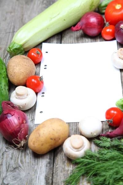Čerstvá zelenina a papírový recept — Stock fotografie