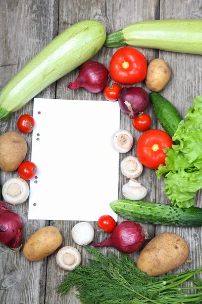 Čerstvá zelenina a papírový recept — Stock fotografie