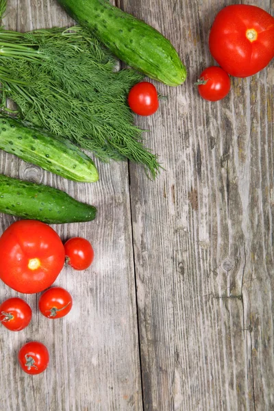 Verdure fresche su un tavolo di legno — Foto Stock