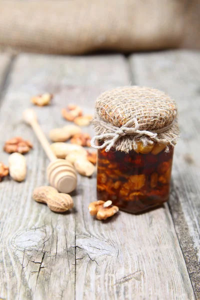 Honing in de pot en noten — Stockfoto